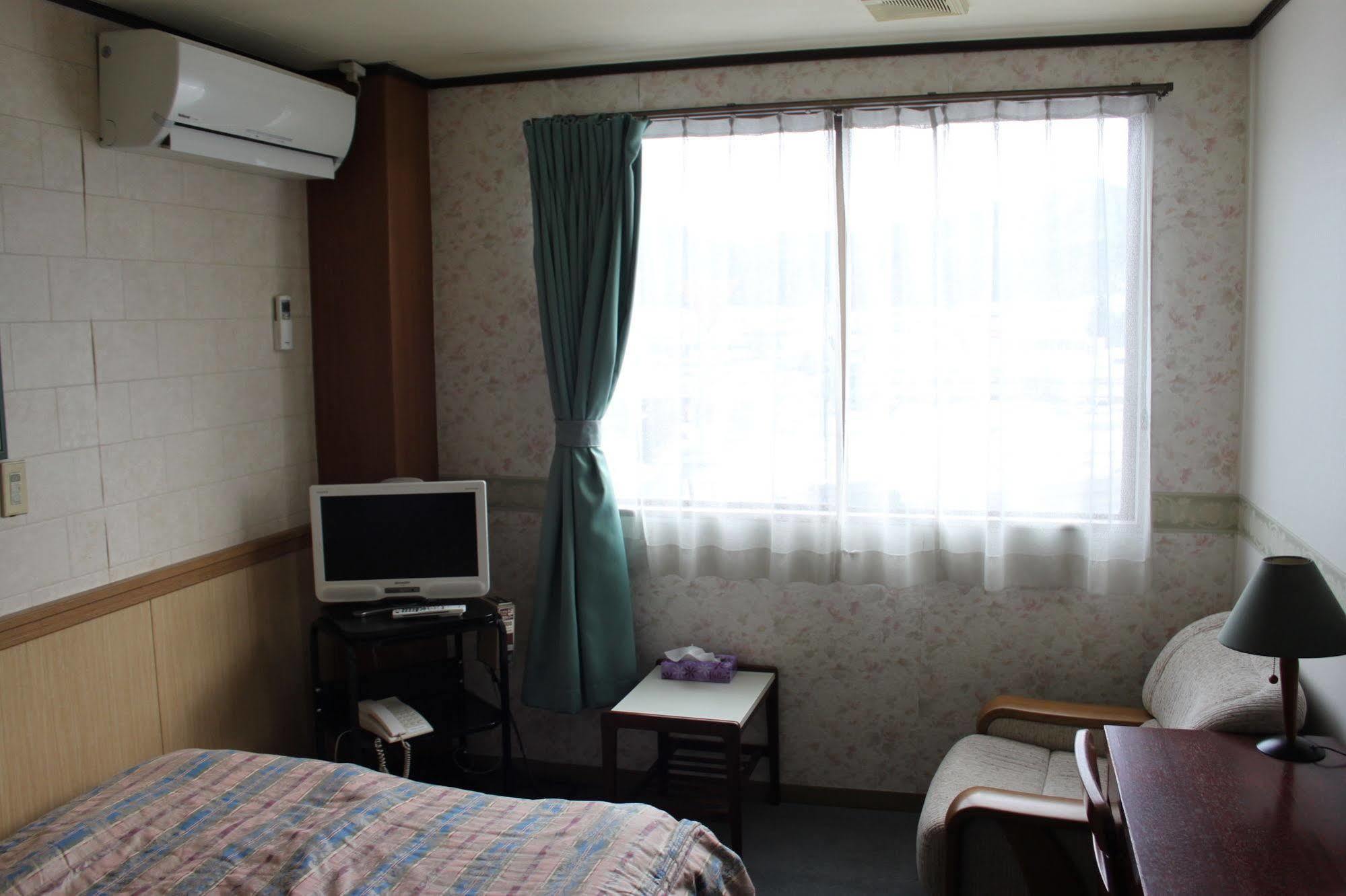 Business Hotel Fujimi Фудзиёсида Экстерьер фото