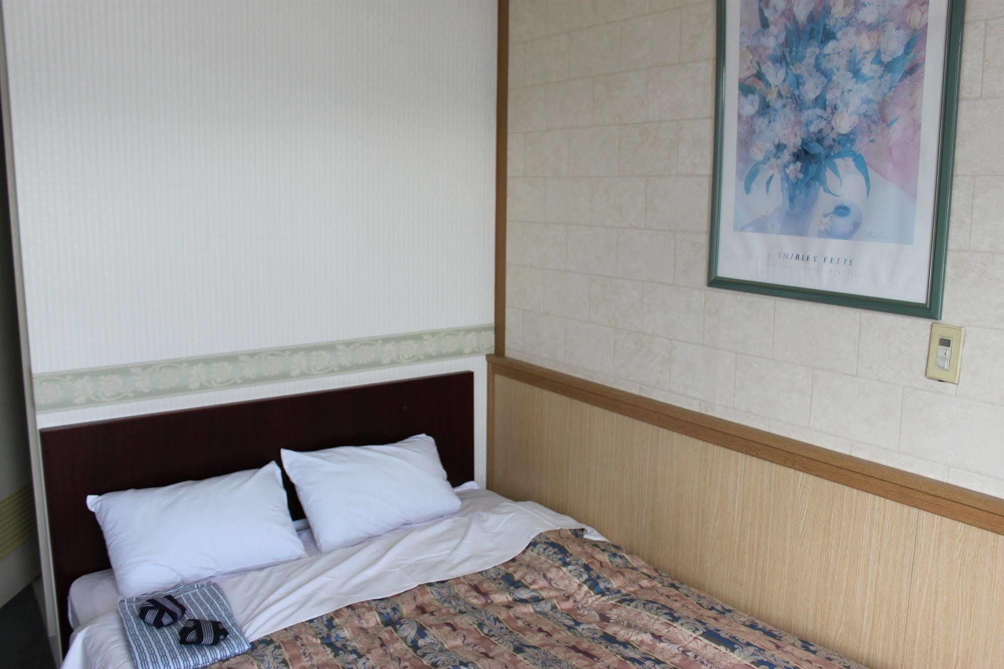 Business Hotel Fujimi Фудзиёсида Экстерьер фото